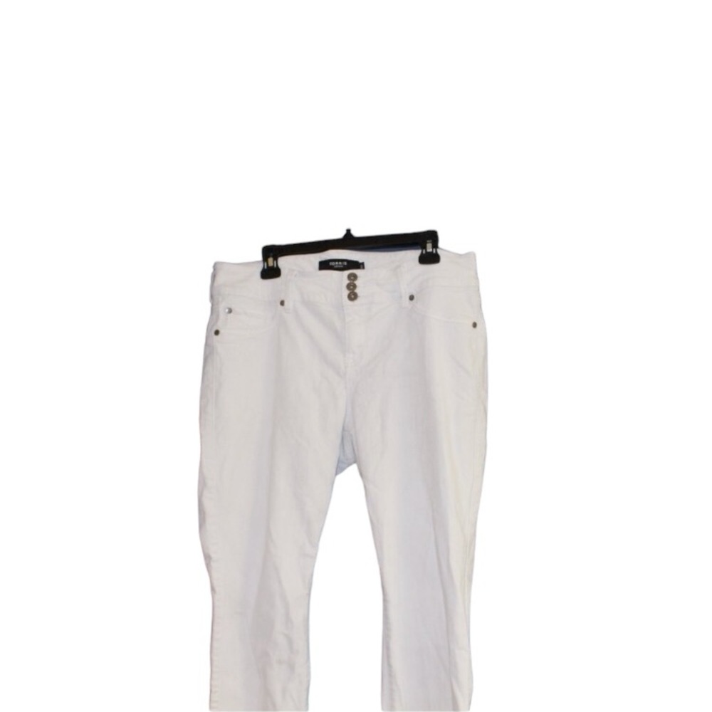 Three button white Torrid jegging pants. Women's size 16R.